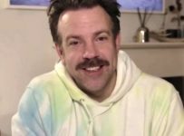 Jason Sudeikis’s Tie-Dye Hoodie at the Golden Globes