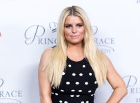 Jessica Simpson says she tested positive for COVID-19