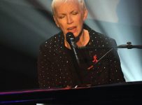 Annie Lennox joins daughter for orchestral performance – Music News
