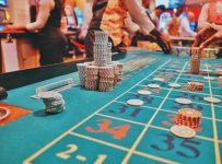 How does live dealer games work at an online casino?