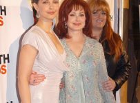 ??Ashley Judd discloses mother Naomi Judd’s cause of death – Music News